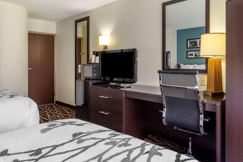 Katil atau katil-katil dalam bilik di Sleep Inn Fayetteville I-95