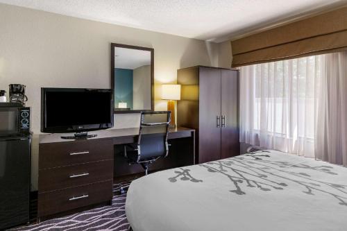 Televisyen dan/atau pusat hiburan di Sleep Inn Fayetteville I-95