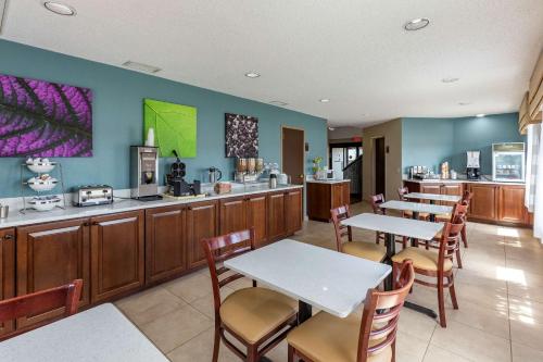 Dapur atau dapur kecil di Sleep Inn Fayetteville I-95