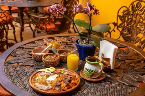 une table avec une plaque de nourriture dans l'établissement La Casona Chapala, à Chapala
