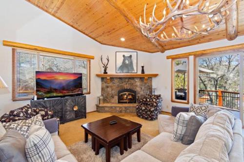 a living room with a couch and a fireplace at CUSTOM SINGLE STORY CABIN WITH JACUZZI POOL TABLE & BIG GAME ROOM WITH ARCADE games in Big Bear Lake