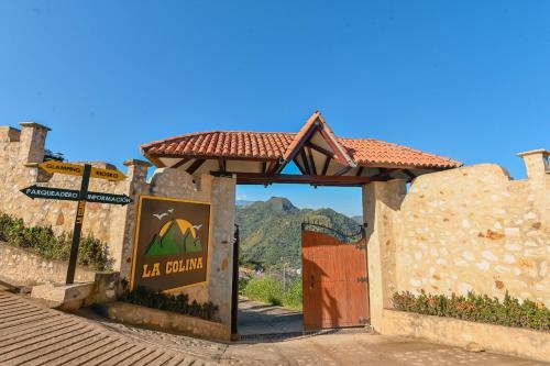 Nespecifikovaný výhled na hory nebo výhled na hory při pohledu z luxury tent