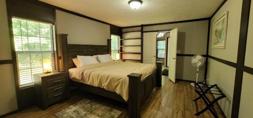 1 dormitorio con 1 cama y ventilador. en Wilhite Creek Grotto en Sevierville