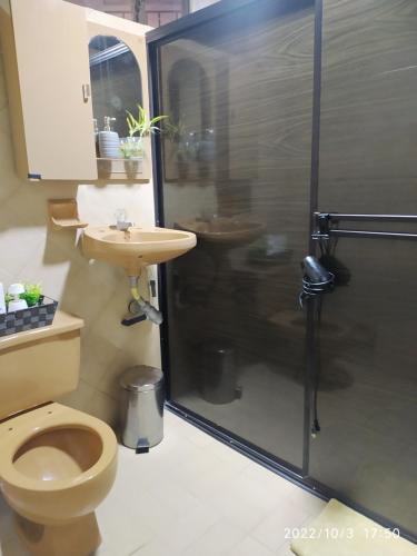 een badkamer met een douche, een toilet en een wastafel bij Villa Juliana in Buenaventura