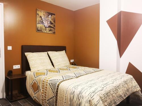 une chambre avec un lit avec une couette dans l'établissement STUDIO HYPER CENTRE SAFARI TOUT ÉQUIPÉ WIFI NETFLIX 2PERS, à Amiens