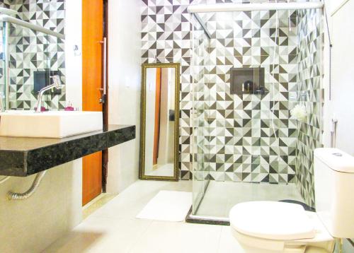 A bathroom at Casa a 140m da Praia do Sul com Wi-Fi em Ilheus BA