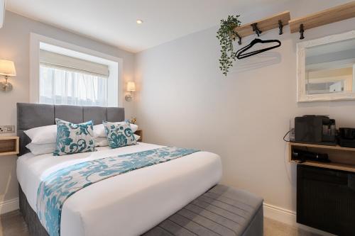 um quarto com uma cama grande e uma janela em Number 31 Boutique Townhouse em Galway