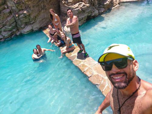 um grupo de pessoas em uma piscina de água em Aylluwasihostel em Máncora