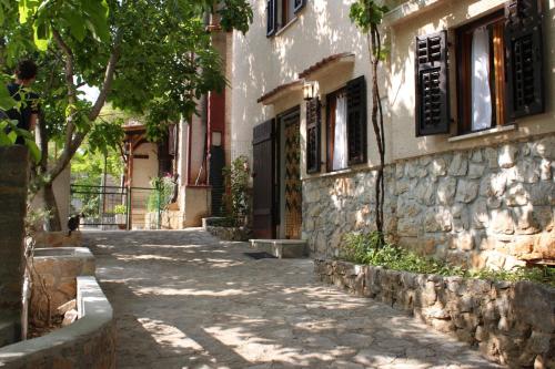 an alley with a stone building and a tree at Studio Merag 7877a in Cres