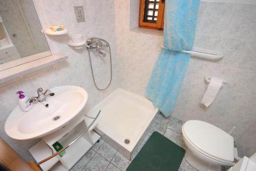 ein Bad mit einem Waschbecken, einem WC und einer Dusche in der Unterkunft Studio Merag 7877a in Cres