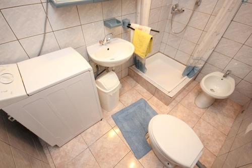 an overhead view of a bathroom with a toilet and sink at Studio Cres 7984a in Cres