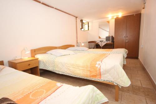 Ένα ή περισσότερα κρεβάτια σε δωμάτιο στο Apartments with a parking space Cres - 7984