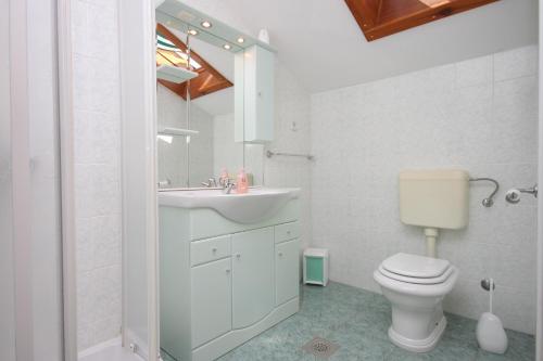 Ένα μπάνιο στο Apartments and rooms with parking space Bozava, Dugi otok - 8100
