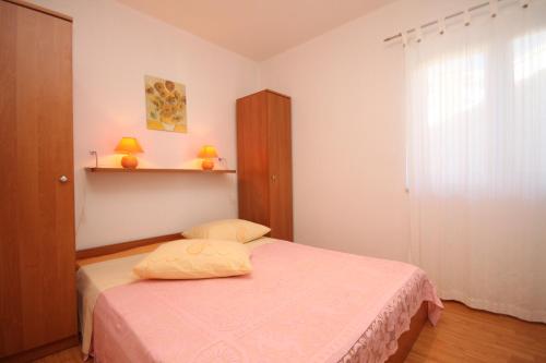 Posteľ alebo postele v izbe v ubytovaní Apartment Preko 8384a