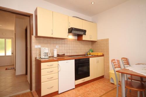 Kuchyň nebo kuchyňský kout v ubytování Apartment Preko 8384a