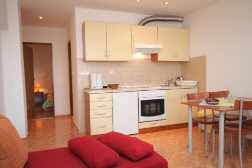 Kuchyň nebo kuchyňský kout v ubytování Apartments by the sea Preko, Ugljan - 8384
