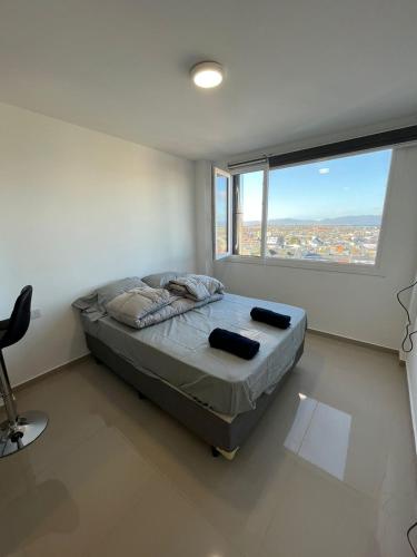 1 dormitorio con cama y ventana grande en Ledacy La vitta Bella en Ushuaia