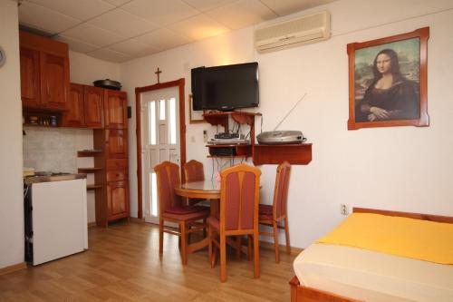 Una cocina y un comedor con mesa y sillas. en Apartments with parking space Preko, Ugljan - 8224, en Preko