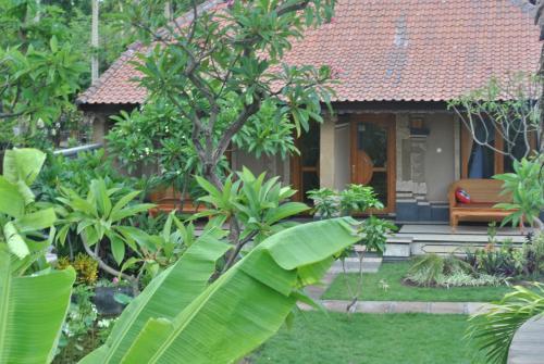 Jardín al aire libre en Trijaya Guest House Pemuteran