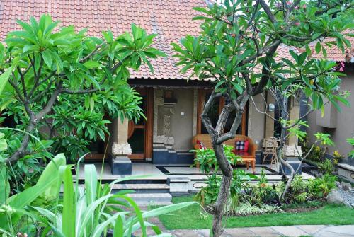 Jardín al aire libre en Trijaya Guest House Pemuteran