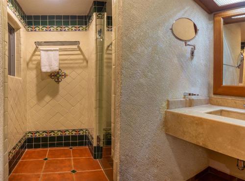 a bathroom with a sink and a shower at Hotel la Parroquia in Pátzcuaro