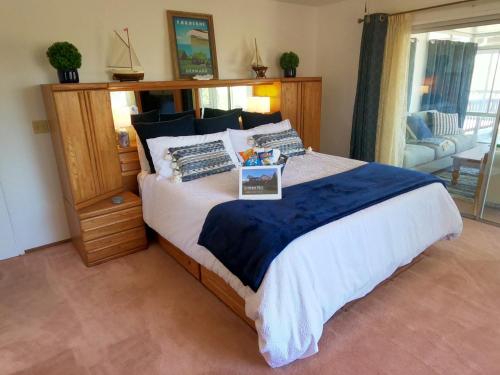 - une chambre avec un grand lit et une tête de lit en bois dans l'établissement Sommer Hus-Best value in Southern California Wine Country, à Temecula
