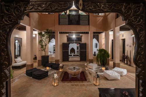Posezení v ubytování Riad Basidi piscine chauffée sur le toit de la médina