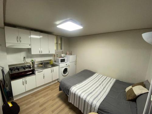 a small room with a bed and a kitchen at Seoul Central Namsan Studio #103 in Seoul