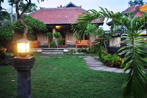 Jardín al aire libre en Trijaya Guest House Pemuteran