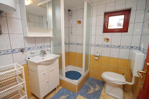 Un baño con ducha, inodoro y lavabo. en Apartments with a parking space Preko, Ugljan - 8428, en Preko
