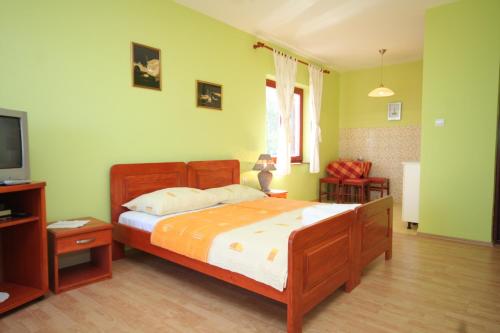 Schlafzimmer mit einem Bett und einem Flachbild-TV in der Unterkunft Apartments with a parking space Preko, Ugljan - 8428 in Preko