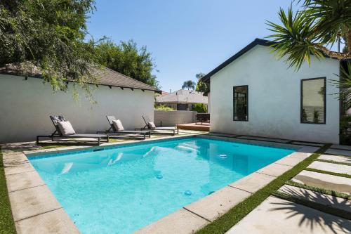 Bazén v ubytování Modern Bungalow with a Pool in Larchmont Village nebo v jeho okolí