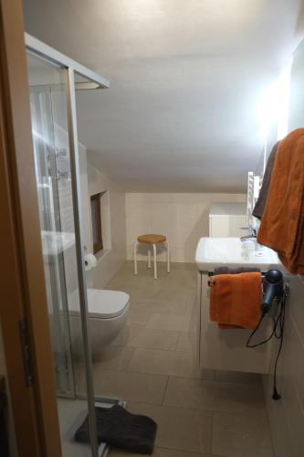 Bilik mandi di Ferienwohnung Engel
