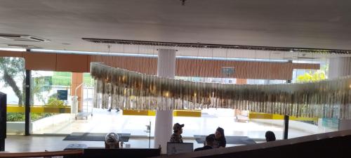 a lobby with a large chandelier in a building at Departamento Suite frente al mar Poseidon Manta in Manta
