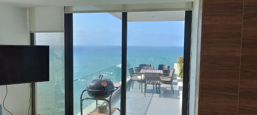 a balcony with a view of the ocean from a house at Departamento Suite frente al mar Poseidon Manta in Manta