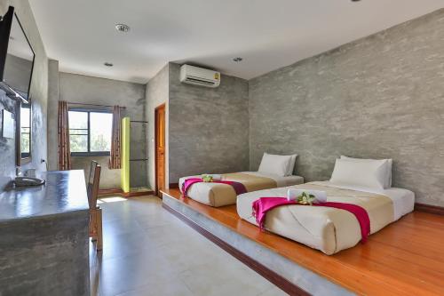 1 Schlafzimmer mit 2 Betten in einem Zimmer in der Unterkunft Boonme Heritage in Phitsanulok