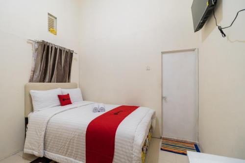 Кровать или кровати в номере RedDoorz Syariah near Pasar Aur Kuning
