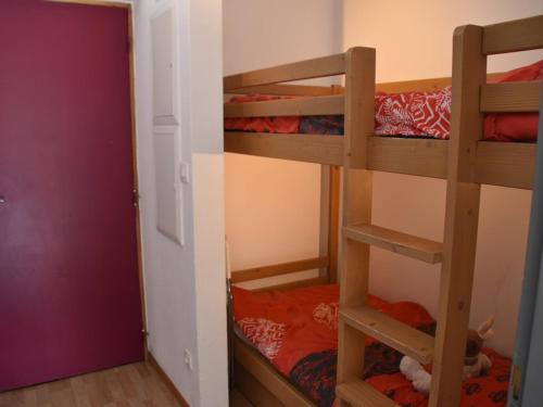 Cette chambre comprend 2 lits superposés et une porte. dans l'établissement Studio avec grande terrasse face aux pistes, plein sud, animaux acceptés - FR-1-266-196, à Montgenèvre