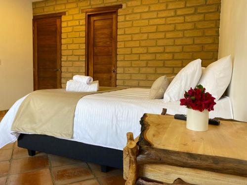 Cama ou camas em um quarto em Hotel Alandalus