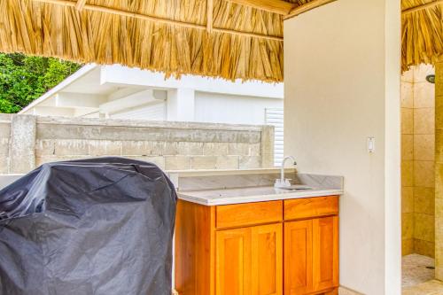 baño con lavabo y cubo de basura en Tres Palmas Beach House, en Maya Beach