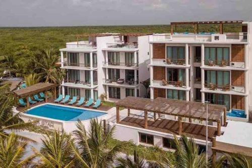 una vista aérea de un complejo con piscina en Casa Diany, en Mahahual