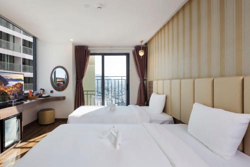 Кровать или кровати в номере V Hotel Nha Trang