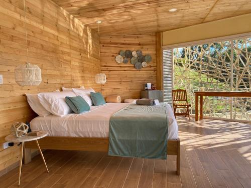 ein Schlafzimmer mit einem Bett und einer Holzwand in der Unterkunft IslaVerde Hotel in La Mesa