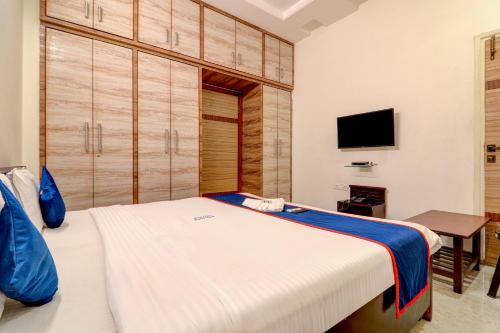 Postel nebo postele na pokoji v ubytování Hotel Atlas Stays Kukatpally Hyderabad