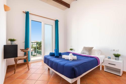 um quarto com uma cama e uma grande janela em Villa Vientosol by Villa Plus em Cala en Forcat