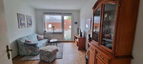 ein Wohnzimmer mit einem Sofa und einem TV in der Unterkunft FeWo-Kerstin, Malchin in Malchin