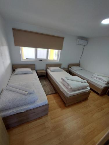 Postel nebo postele na pokoji v ubytování Cazare Pensiunea Ewo
