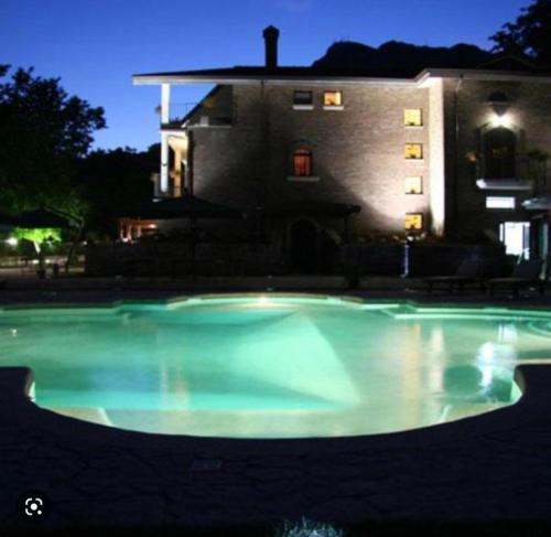 ein Schwimmbad in der Nacht vor einem Haus in der Unterkunft Country House in Mercogliano