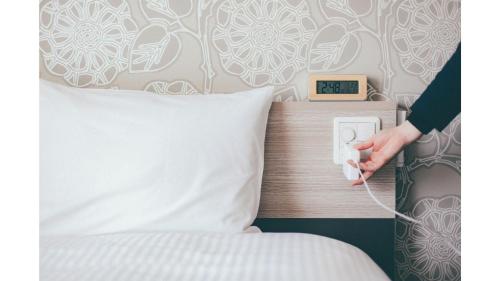 Una cama o camas en una habitación de Kuretake Inn Premium Shizuoka Annex