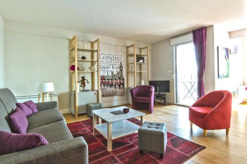 un salon avec un canapé, deux chaises et une table dans l'établissement Résidence Quai Sud-Le Bourdonnais, à Saint-Malo